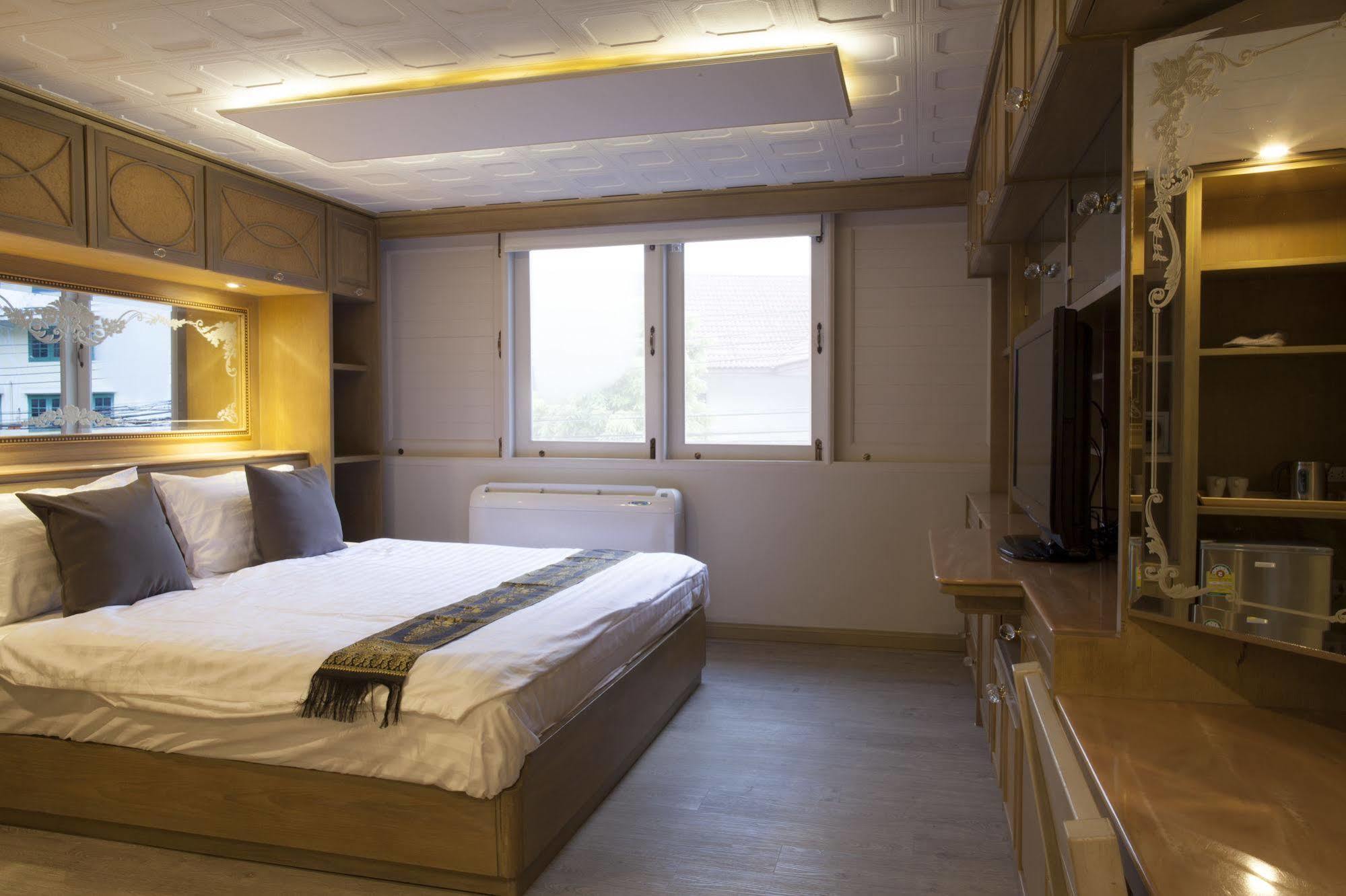 Golden Mountain Hostel Bangkok Ngoại thất bức ảnh